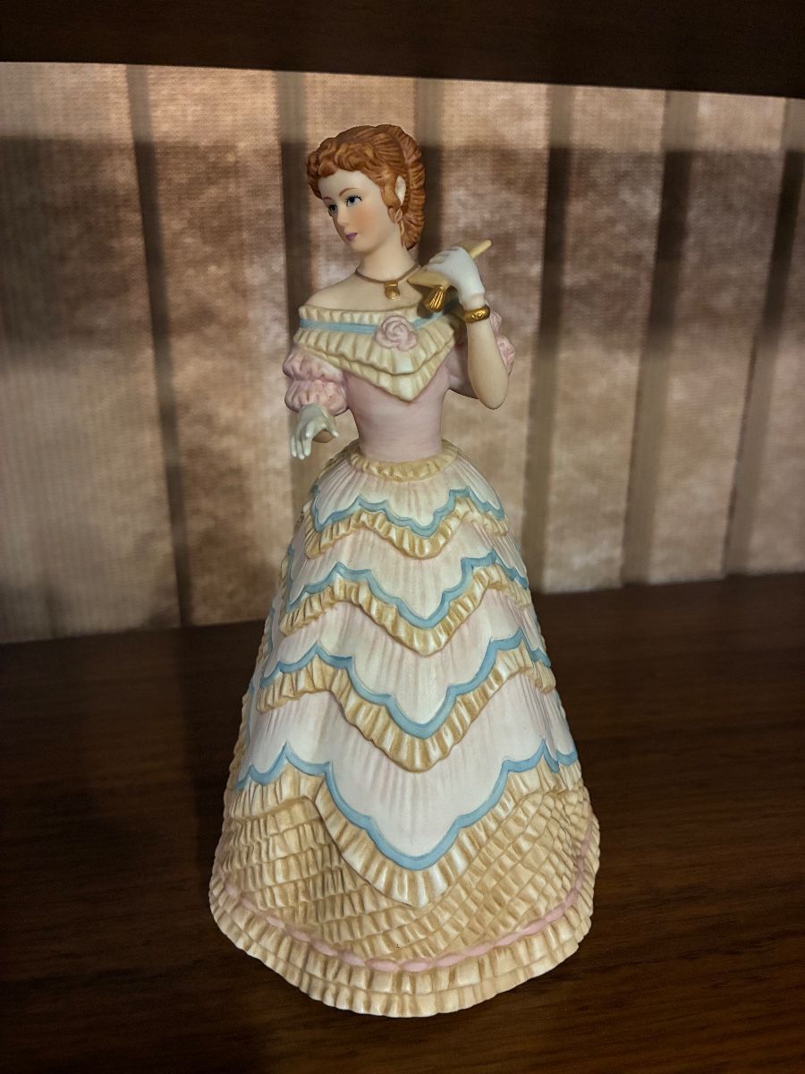 Lladró #7651 Elegant Lady with Fan porcelain figurine at the Carrollwood estate sale